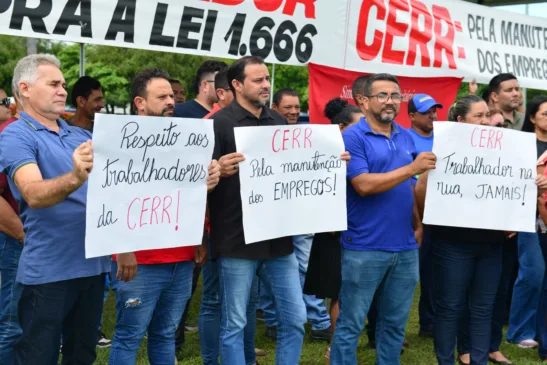 Funcionários da Cerr protestam contra demissão em frente ao Governo (Foto: Nilzete Franco/FolhaBV)