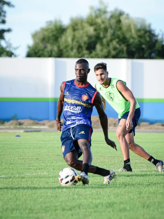 Kanté durante treinamento do Grêmio Atlético Sampaio