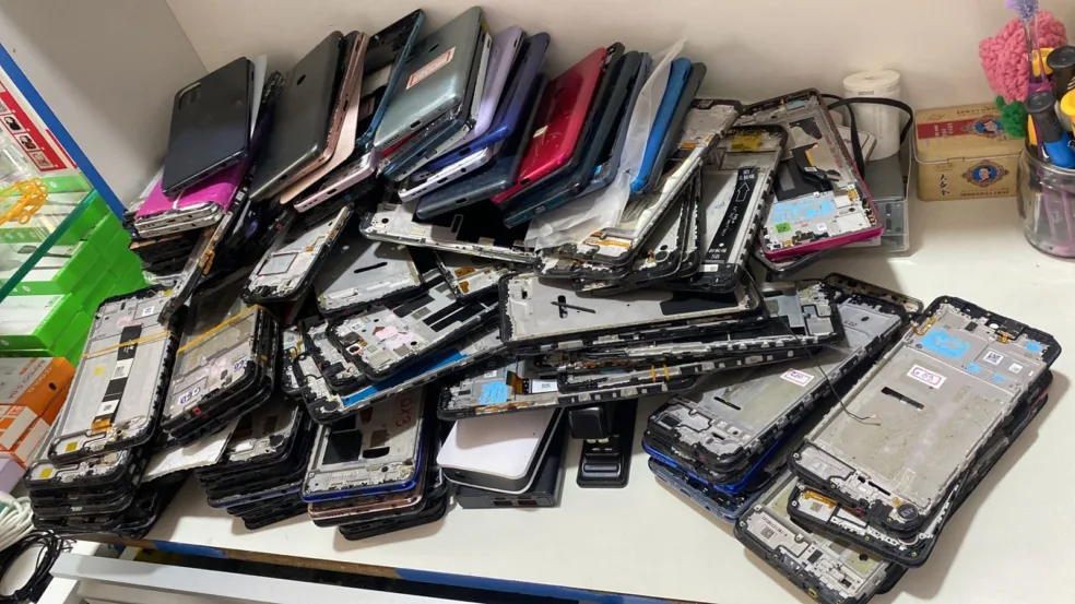 Na ação, 80 itens eletrônicos,
incluindo celulares, tablets, placas e componentes foram apreendidos (Foto: ASCOM/PCRR)
Na ação, 80 itens eletrônicos,
incluindo celulares, tablets, placas e componentes foram apreendidos (Foto: ASCOM/PCRR)