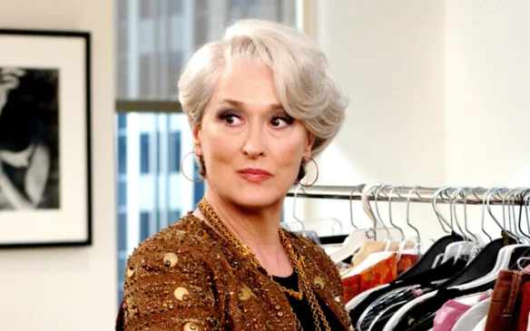  primeiro filme acompanha a trajetória de Andrea Sachs (Anne Hathaway), uma jovem jornalista que se torna assistente de Miranda Priestly (Foto Divulgação)