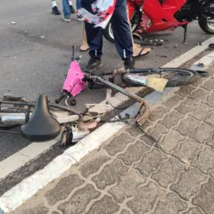 Bicicleta elétrica se partiu ao meio com o impacto (Foto: Marília Mesquita/FolhaBV)