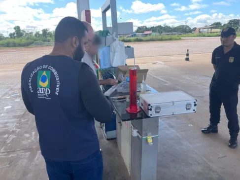 7kXQ5eHF-WhatsApp-Image-2025-06-20-at-08.24.03-1024x768 Polícia Civil e ANP fiscalizam postos de combustíveis em Caracaraí