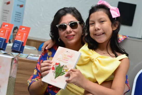 Vera e Ana Clara Sábio durante lançamento do livro. Foto: Nilzete Franco/FolhaBV