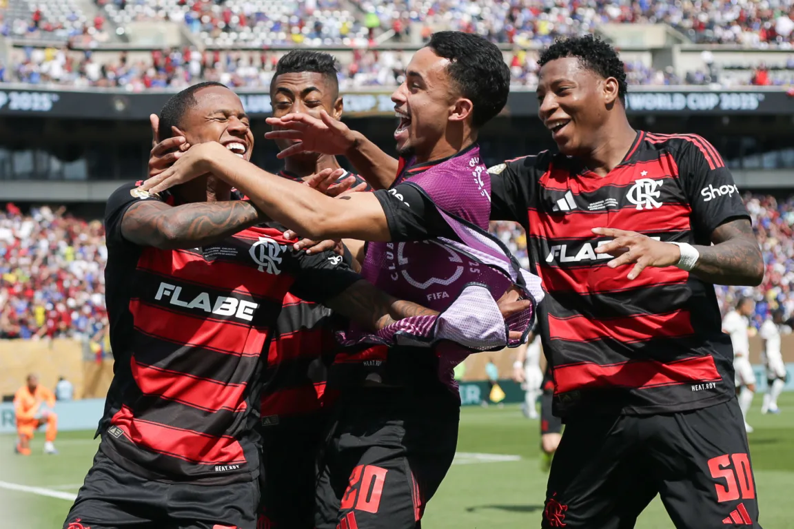 Jogadores do Flamengo celebram gol contra o Chelsea (Foto: Gilvan de Souza/Flamengo)