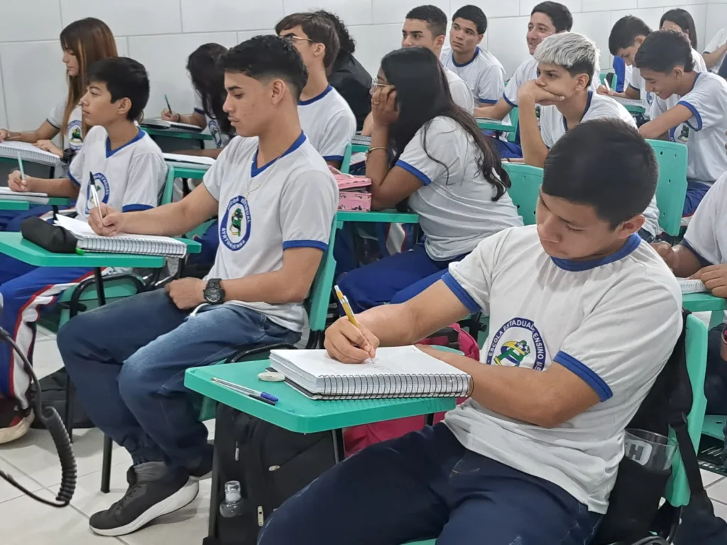 Alunos participam de curso de desenho e redação da CGU
