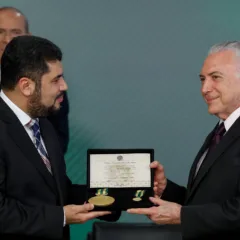 O então presidente Michel Temer entrega Medalha e Insígnia da Ordem Nacional Barão de Mauá, no Grau Grã-Cruz ao então ministro da Indústria, Marcos Jorge