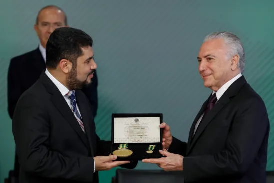 O então presidente Michel Temer entrega Medalha e Insígnia da Ordem Nacional Barão de Mauá, no Grau Grã-Cruz ao então ministro da Indústria, Marcos Jorge