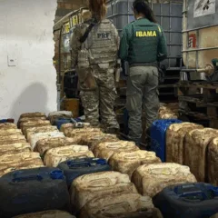 No local, os agentes encontraram dezenas de carotes de combustível armazenados irregularmente. Foto: divulgação/PRF