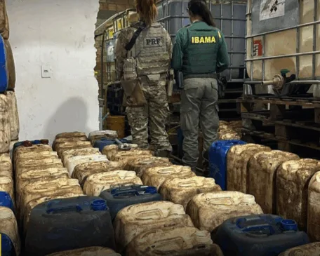No local, os agentes encontraram dezenas de carotes de combustível armazenados irregularmente. Foto: divulgação/PRF