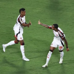 Bruno Henrique e Wallace Yan se cumprimentando durante Flamengo x LAFC. (Foto: Reprodução/Conmebol Libertados via X