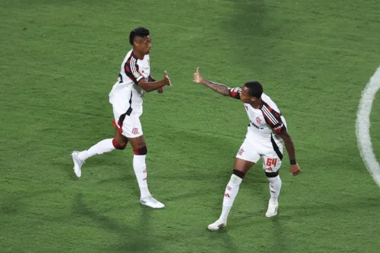 Bruno Henrique e Wallace Yan se cumprimentando durante Flamengo x LAFC. (Foto: Reprodução/Conmebol Libertados via X
