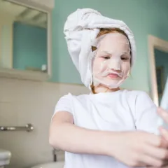 Crianças expostas a esse conteúdo tendem a antecipar comportamentos e preocupações da adolescência e da vida adulta (Foto Divulgação)