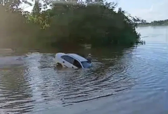 O carro afundou na água (Foto: Reprodução) 