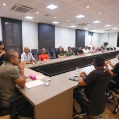 O prefeito Arthur Henrique, o vereador Bruno Perez e representantes de grupos de corrida se reúnem sobre alternativas para garantir segurança dos atletas pelas vias da capital