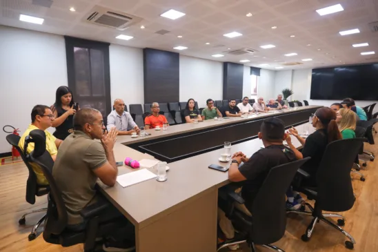 O prefeito Arthur Henrique, o vereador Bruno Perez e representantes de grupos de corrida se reúnem sobre alternativas para garantir segurança dos atletas pelas vias da capital