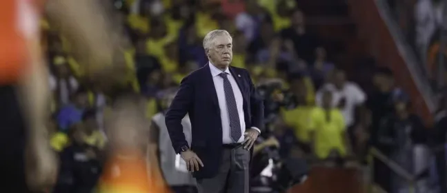 Carlo Ancelotti na beira do gramado durante a partida entre Brasil x Equador. (Foto: Rafael Ribeiro/CBF)