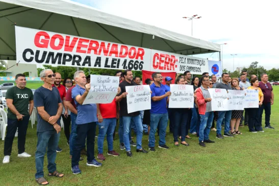 Funcionários da Cerr protestam contra demissão em frente ao Governo (Foto: Nilzete Franco/FolhaBV)