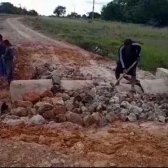 Registros feitos por moradores mostram tubulações expostas na vicinal - Foto: Reprodução