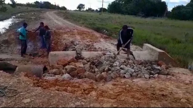 Registros feitos por moradores mostram tubulações expostas na vicinal - Foto: Reprodução