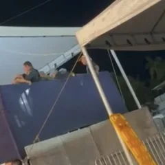 Após desacato, acusados entraram em luta corporal contra policiais (Foto: Reprodução)