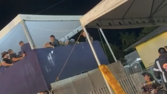 Após desacato, acusados entraram em luta corporal contra policiais (Foto: Reprodução)