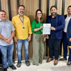 A assinatura do termo de cooperação entre as duas instituições contou com a participação do reitor da Uerr, Cláudio Travassos, do pró-reitor de Graduação, Evandro Barreto, da chefe do Núcleo de Acessibilidade e Inclusão, Jussara Barbosa e do diretor de Previdência, Herick Feijó (Foto: Ascom/Iper)
 
