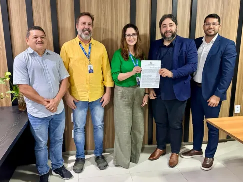 A assinatura do termo de cooperação entre as duas instituições contou com a participação do reitor da Uerr, Cláudio Travassos, do pró-reitor de Graduação, Evandro Barreto, da chefe do Núcleo de Acessibilidade e Inclusão, Jussara Barbosa e do diretor de Previdência, Herick Feijó (Foto: Ascom/Iper)
 
