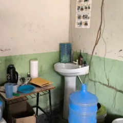 Posto de saúde indígena tem única pia para manusear remédios, comidas e sangue no polo base da comunidade Laje (Foto: Divulgação)