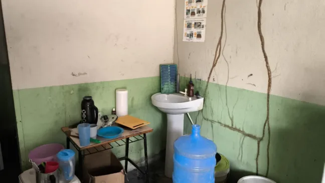 Posto de saúde indígena tem única pia para manusear remédios, comidas e sangue no polo base da comunidade Laje (Foto: Divulgação)