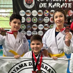 Atletas da Academia Nakayma felizes após conquistas. (Foto: Divulgação)