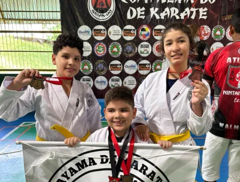 Atletas da Academia Nakayma felizes após conquistas. (Foto: Divulgação)