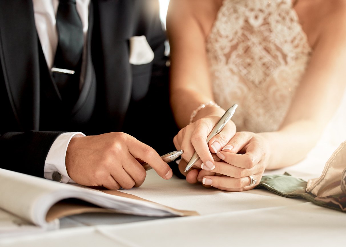 Jovens assinando o casamento