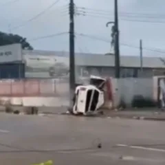 Três pessoas ficam feridas em capotamento na Ville Roy