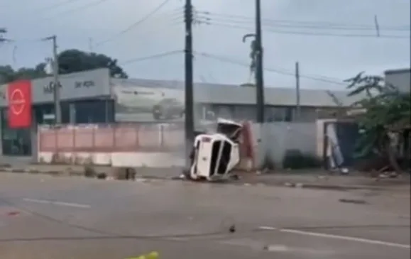 Três pessoas ficam feridas em capotamento na Ville Roy