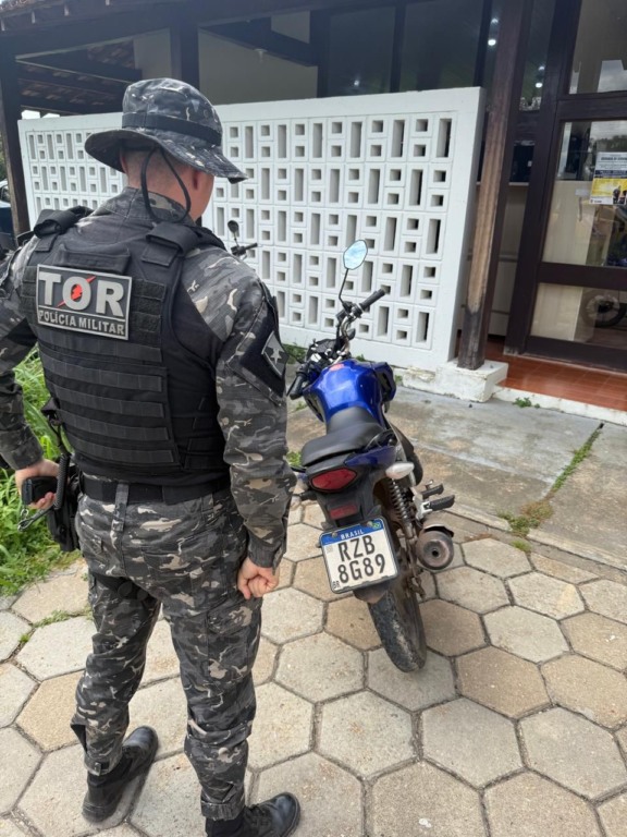 Motocicleta com restrição de roubo é localizada no bairro Caimbé