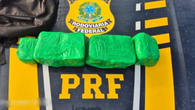 Droga apreendida pela PRF estava escondida na mochila da passageira (Foto: PRF)