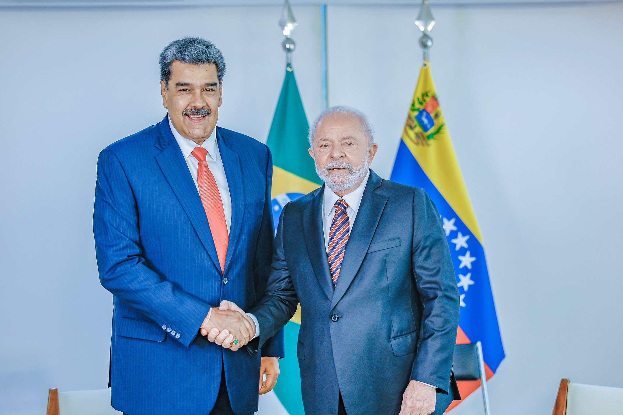 O presidente brasileiro Lula com Nicolás Maduro, no Palácio do Planalto