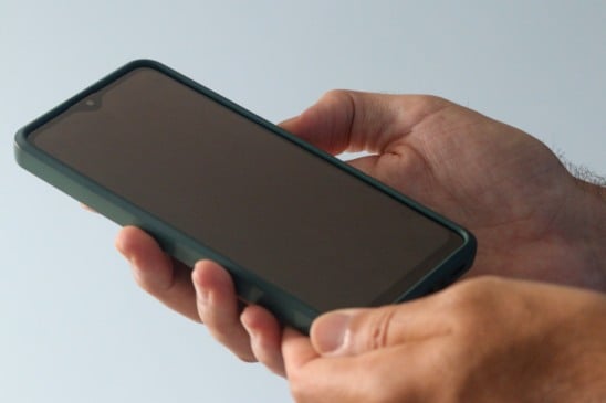Reduzir o uso do celular é mais do que uma tendência: é uma estratégia prática para recuperar o equilíbrio entre o mundo digital e a vida real (Foto Divulgação)