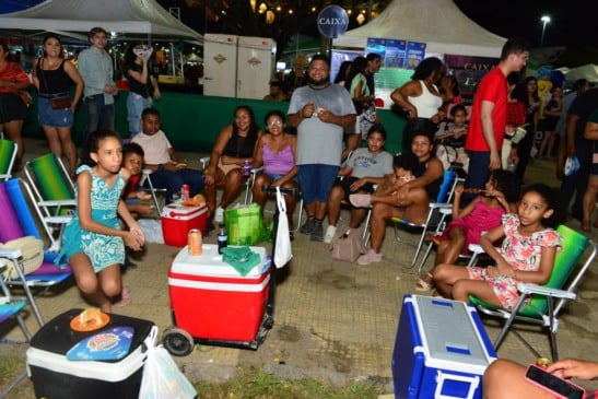 Famílias se juntam no São João do Anauá para prestigiar show da Companhia do Calypso