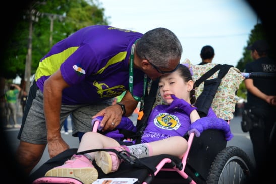 “Sou os braços e as pernas dela”: pai acompanha filha com síndrome rara na corrida 9 de Julho