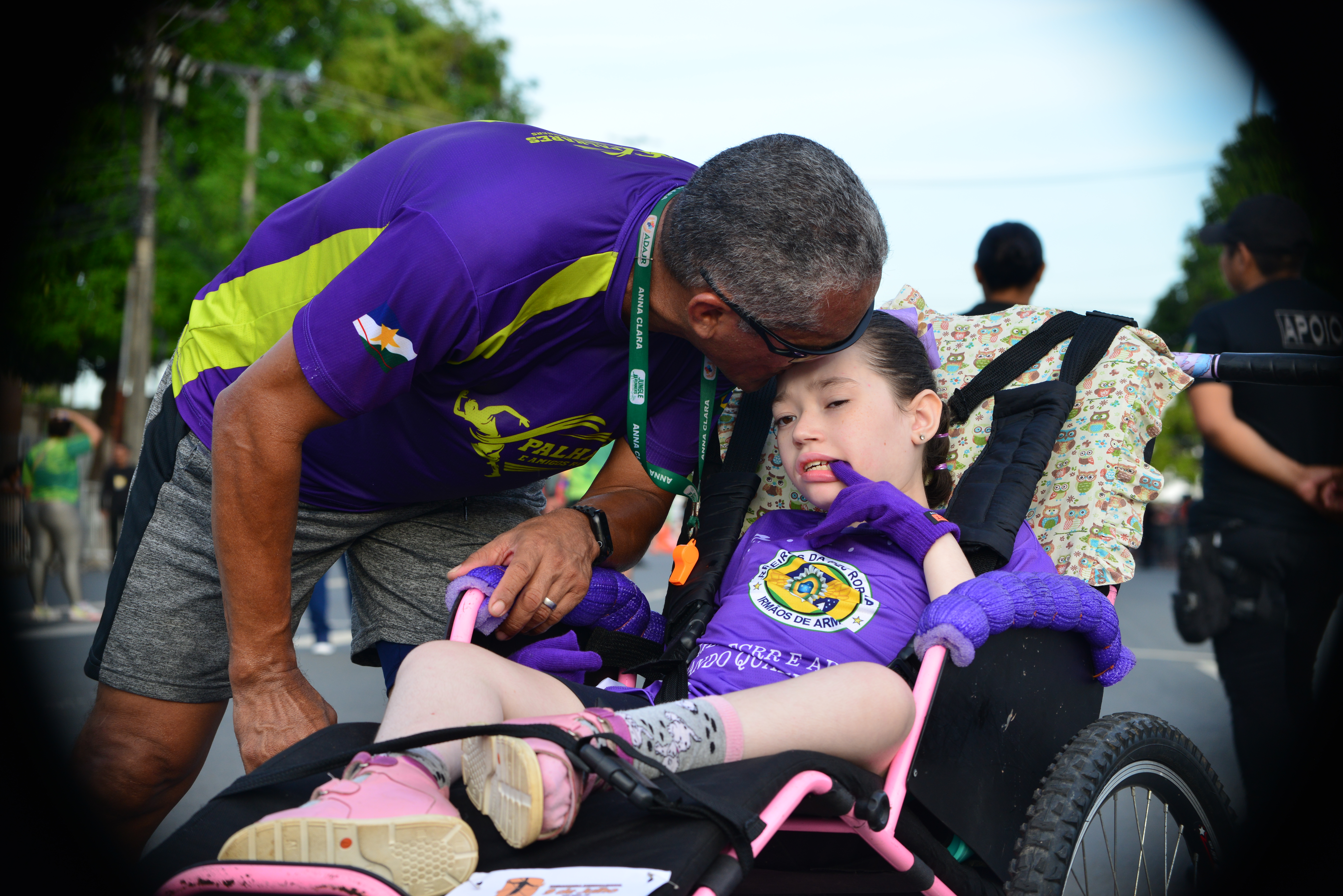 “Sou os braços e as pernas dela”: pai acompanha filha com síndrome rara na corrida 9 de Julho