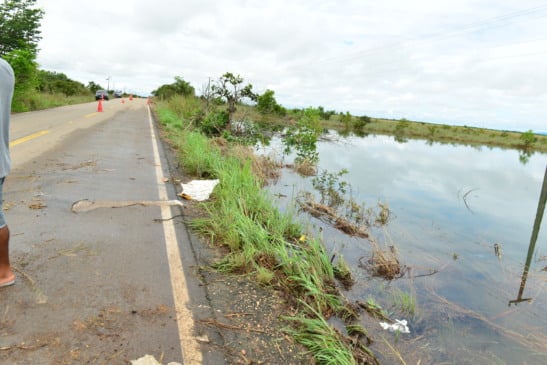 Local onde caminhonete com cinco pessoas caiu na rodovia estadual RR-205 (Foto: Nilzete Franco/FolhaBV)