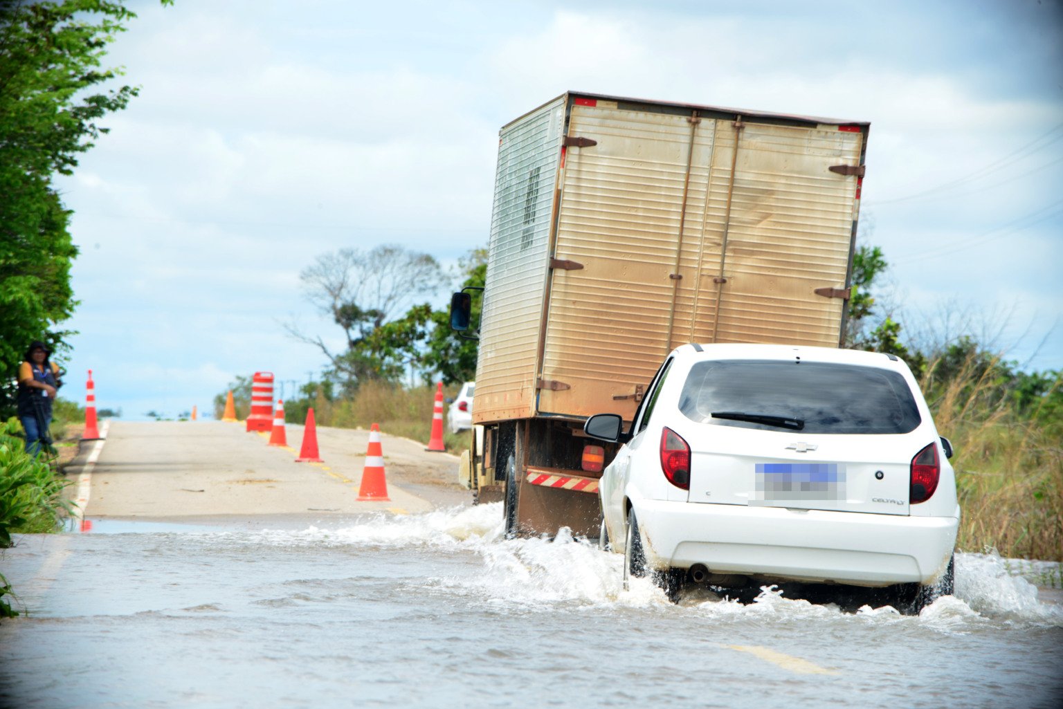 Trecho alagado da rodovia estadual RR-205 (Foto: Nilzete Franco/FolhaBV)
