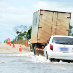 Trecho alagado da rodovia estadual RR-205 (Foto: Nilzete Franco/FolhaBV)