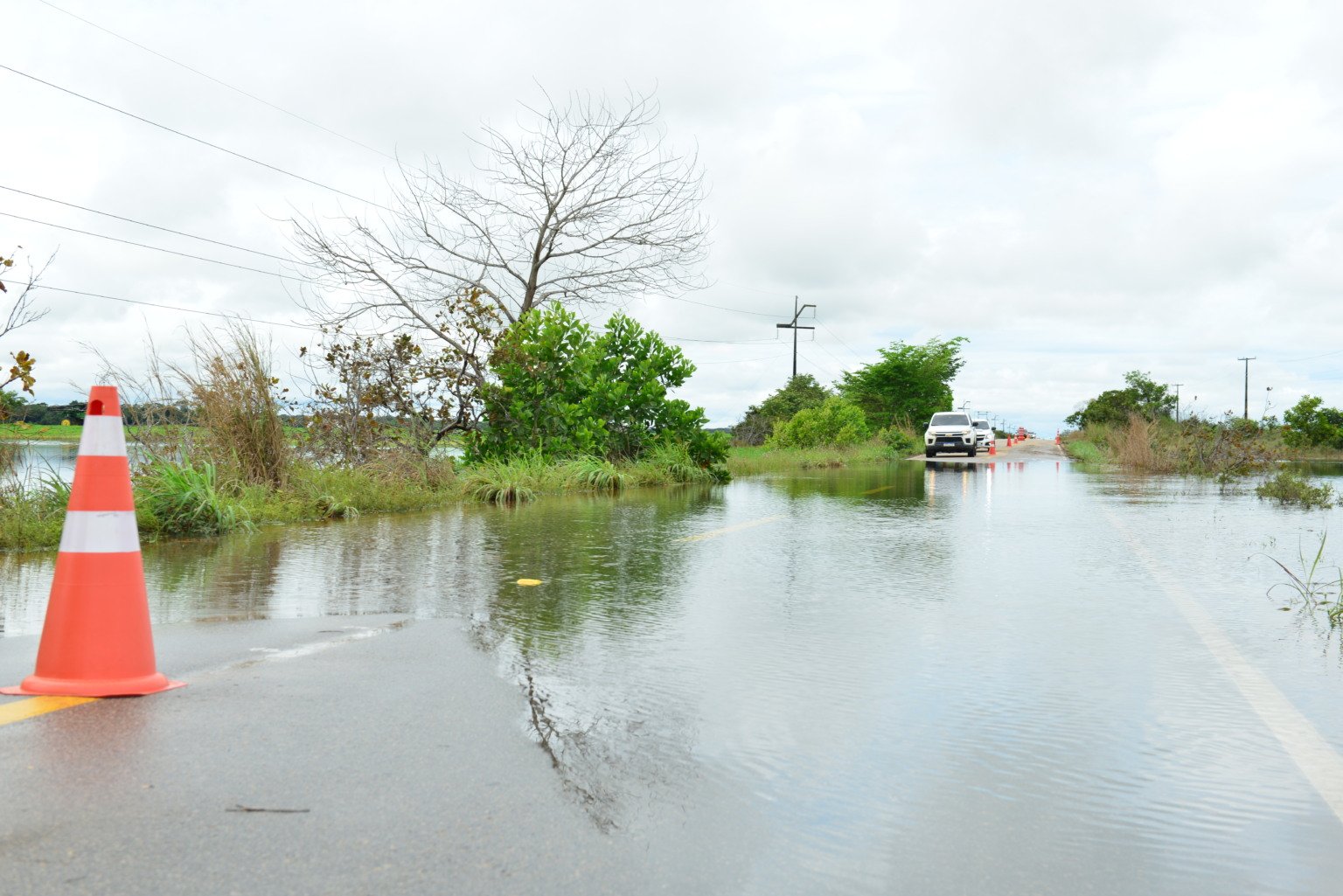Trecho alagado da rodovia estadual RR-205 (Foto: Nilzete Franco/FolhaBV)