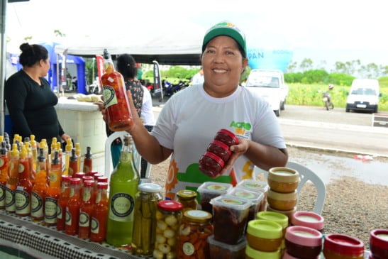 No sítio onde mora com as filhas e o genro, Edileuza cultiva hortaliças, frutas, cria galinhas, patos e suínos e transforma tudo em produto artesanal. Foto: Nilzete Franco/FolhaBV