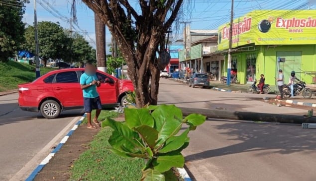 Intensidade da colisão do Fiat Siena derrubou o poste em um cruzamento em Rorainópolis (Foto: Divulgação)