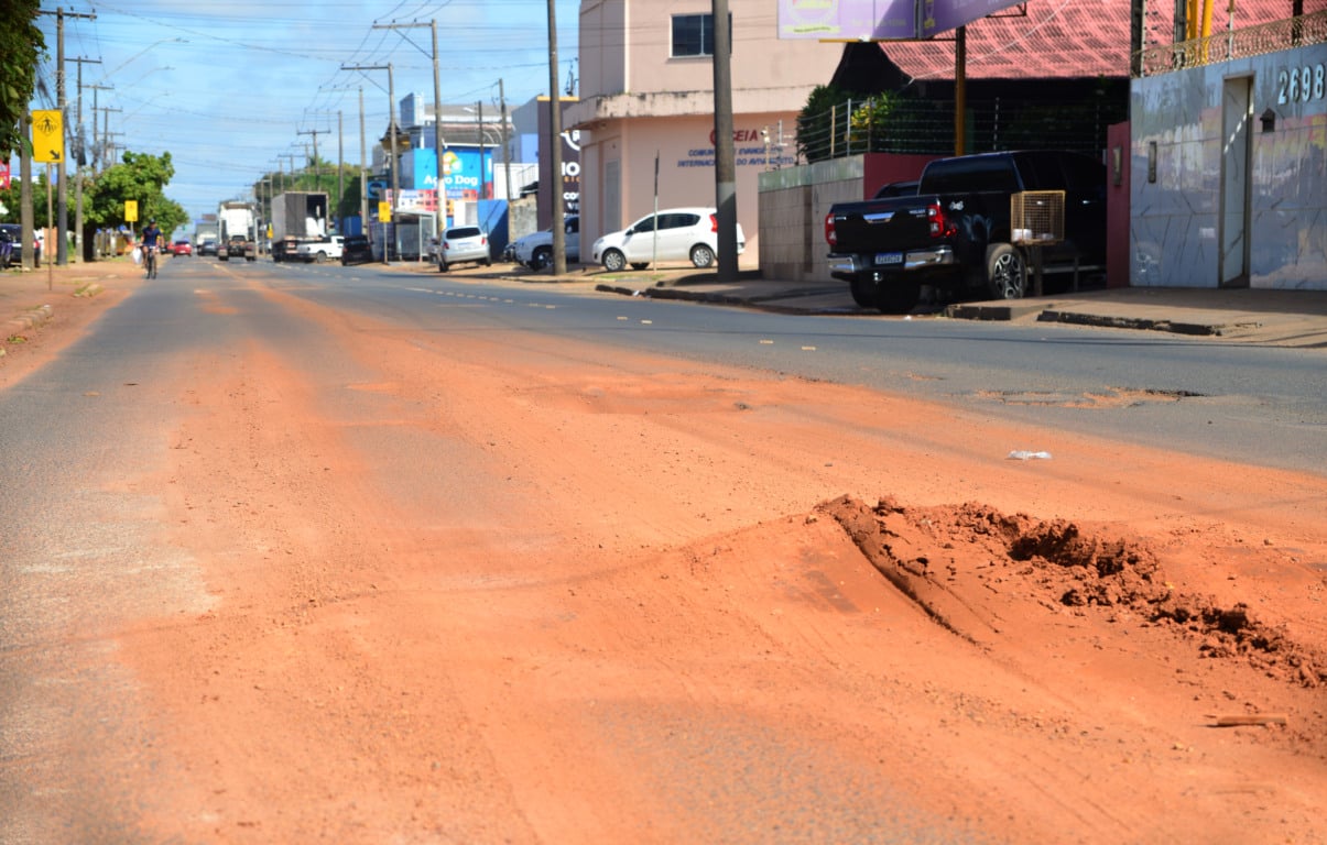 Conjunto de buracos entre as ruas Édson Castro e Carlos Natrodt, na avenida Mário Homem de Melo