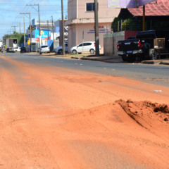 Conjunto de buracos entre as ruas Édson Castro e Carlos Natrodt, na avenida Mário Homem de Melo