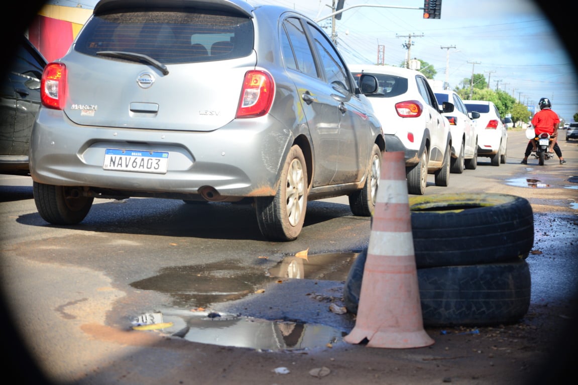 Na lateral da direita da pista da Mário Homem de Melo próximo à avenida dos Bandeirantes, no bairro Buritis, em frente a um frigorífico e uma igreja, moradores precisaram sinalizar dois buracos com pneus e um cone